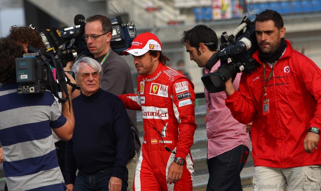 GP Corea, Giovedi', Bernie Ecclestone (GBR), President e CEO of Formula One Management  e Fernando Alonso (ESP), Ferrari, F10 