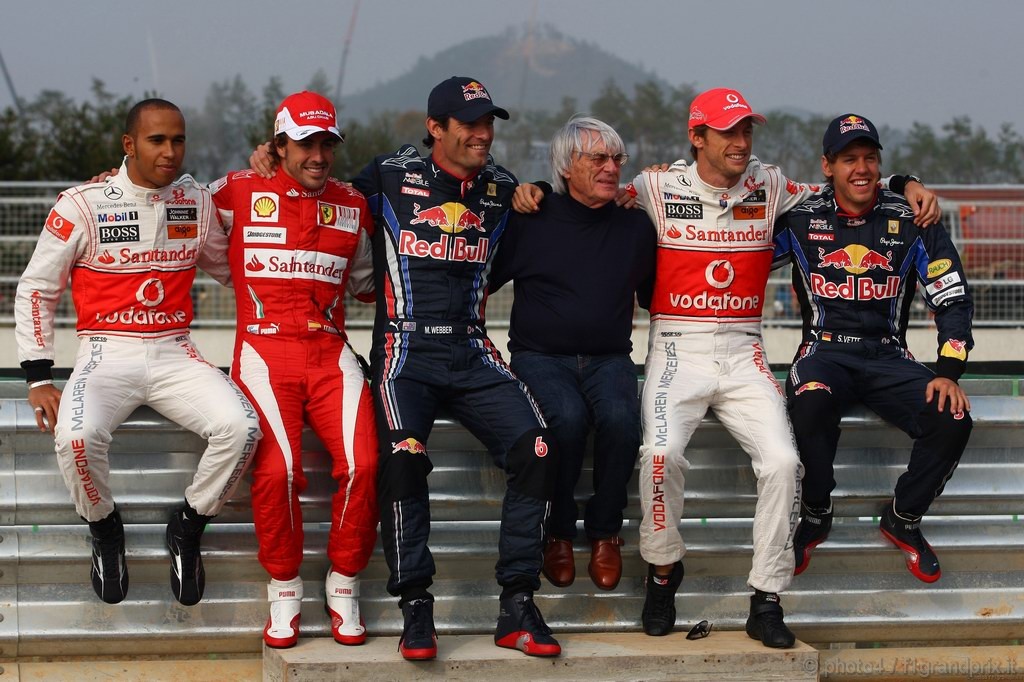 GP Corea, Giovedi', The five Championship contenders line up for a photo: Lewis Hamilton (GBR), McLaren  Mercedes, MP4-25, Fernando Alonso (ESP), Ferrari, F10, Mark Webber (AUS), Red Bull Racing, RB6, Jenson Button (GBR), McLaren  Mercedes, MP4-25 e Sebastian Vettel (GER), Red Bull Racing, RB6 e Bernie Ecclestone (GBR), President e CEO of Formula One Management  