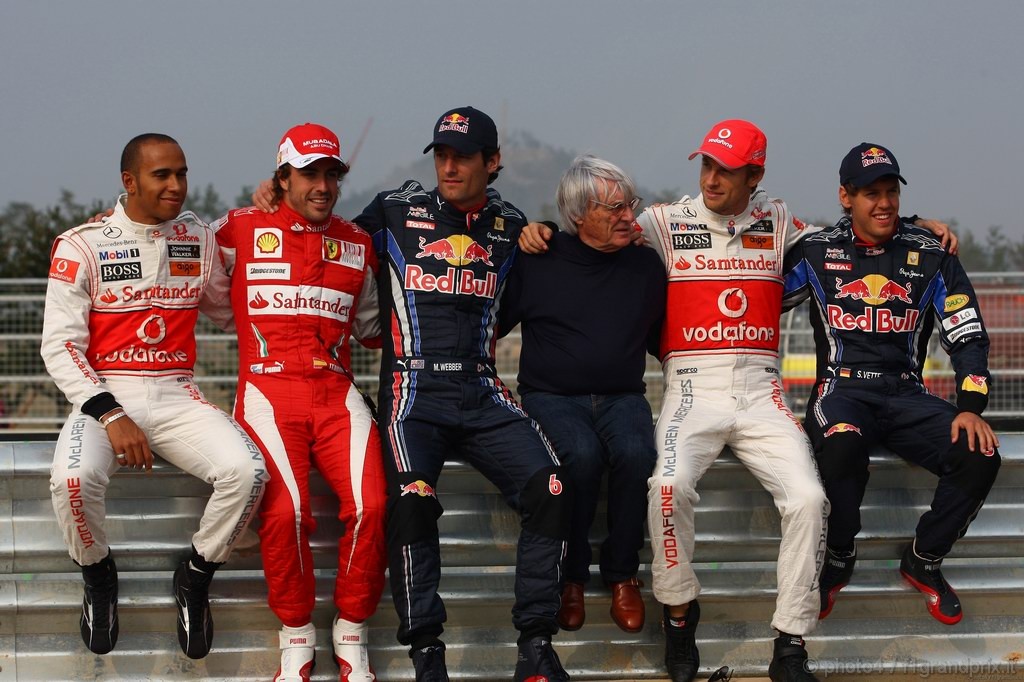GP Corea, Giovedi', The five Championship contenders line up for a photo: Lewis Hamilton (GBR), McLaren  Mercedes, MP4-25, Fernando Alonso (ESP), Ferrari, F10, Mark Webber (AUS), Red Bull Racing, RB6, Jenson Button (GBR), McLaren  Mercedes, MP4-25 e Sebastian Vettel (GER), Red Bull Racing, RB6 e Bernie Ecclestone (GBR), President e CEO of Formula One Management  