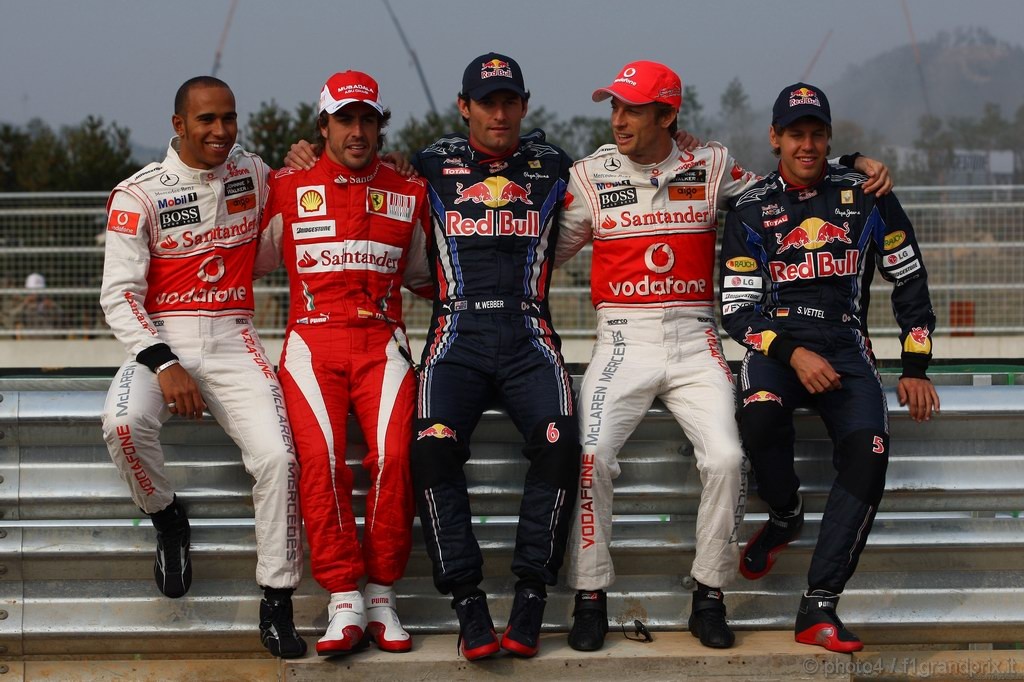 GP Corea, Giovedi', The five Championship contenders line up for a photo: Lewis Hamilton (GBR), McLaren Mercedes, MP4-25, Fernando Alonso (ESP), Ferrari, F10, Mark Webber (AUS), Red Bull Racing, RB6, Jenson Button (GBR), McLaren Mercedes, MP4-25 e Sebastian Vettel (GER), Red Bull Racing, RB6