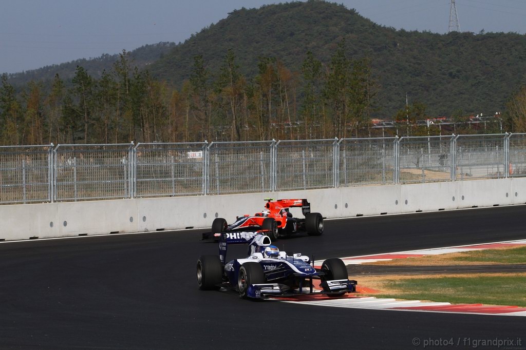 GP Corea, Prove Libere 1, Venerdi', Rubens Barrichello (BRA), Williams, FW32 davanti a Jerome D'Ambrosio (BEL), Test Driver
Virgin Racing, VR-01  