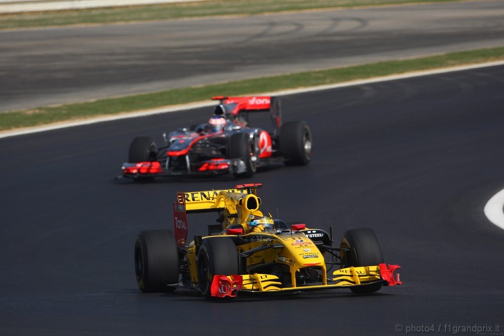 GP Corea, Prove Libere 1, Venerdi', Robert Kubica (POL), Renault F1 Team, R30 davanti a Jenson Button (GBR), McLaren Mercedes, MP4-25