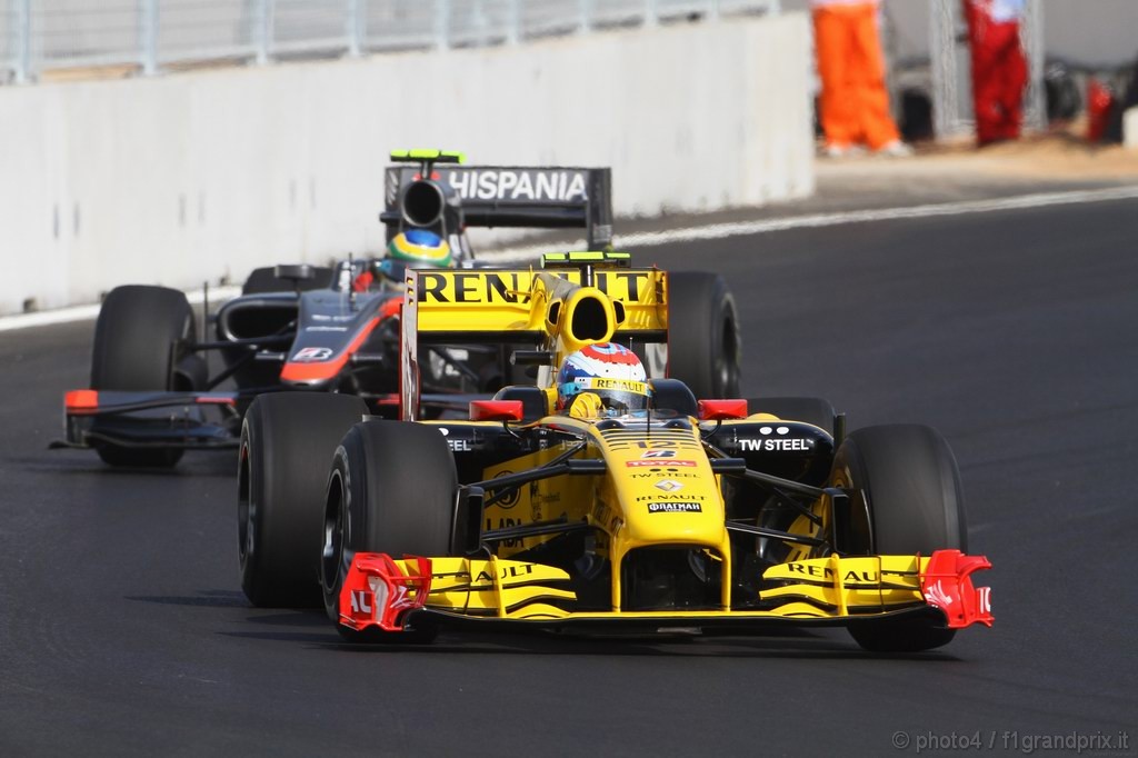 GP Corea, Prove Libere 1, Venerdi', Vitaly Petrov (RUS), Renault F1 Team, R30 e and Bruno Senna (BRA), Hispania Racing F1 Team (HRT), F110
