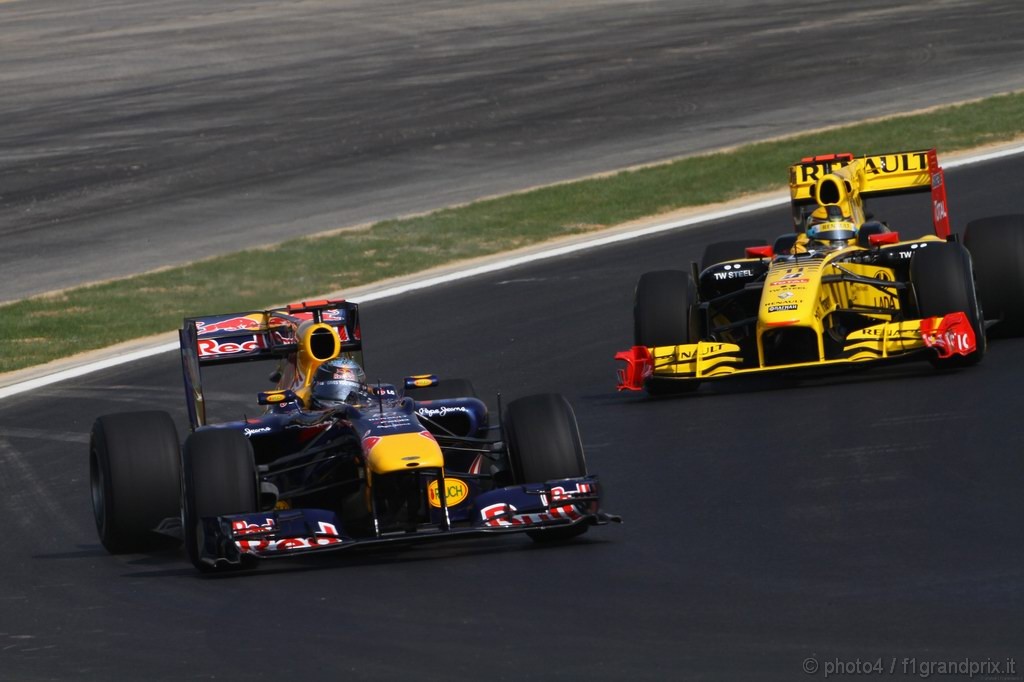 GP Corea, Prove Libere 1, Venerdi', Sebastian Vettel (GER), Red Bull Racing, RB6 e Robert Kubica (POL), Renault F1 Team, R30 