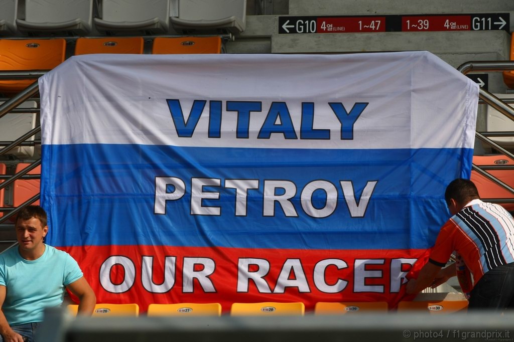 GP Corea, Prove Libere 1, Venerdi', Fans of Vitaly Petrov (RUS), Renault F1 Team, R30 