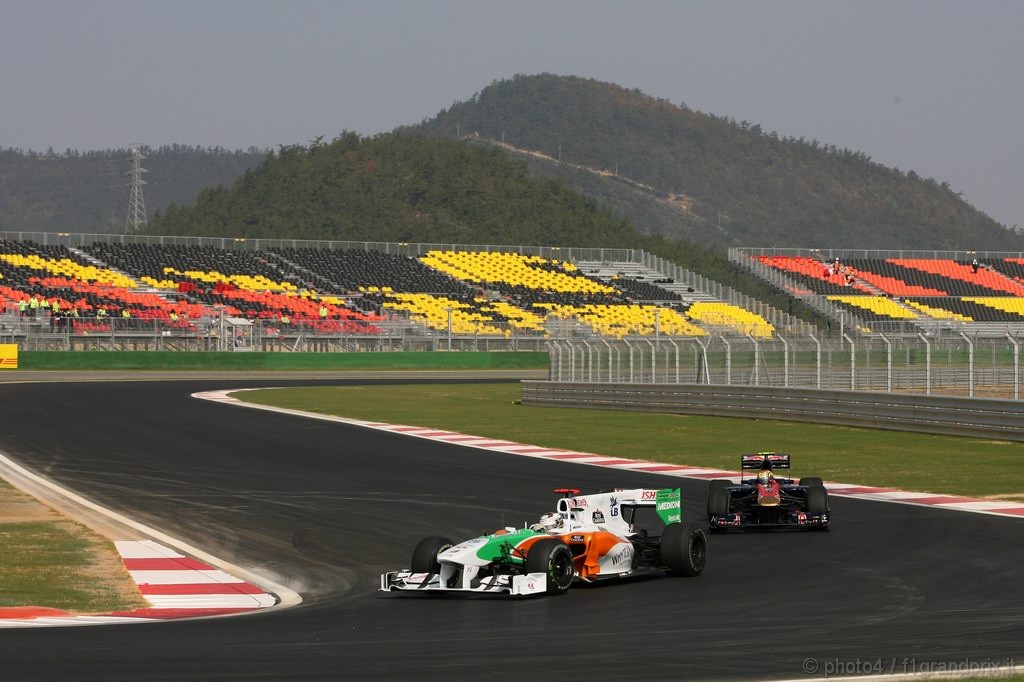GP Corea, Prove Libere 1, Venerdi', Adrian Sutil (GER), Force India F1 Team, VJM03 e Jaime Alguersuari (SPA), Scuderia Toro Rosso, STR5
