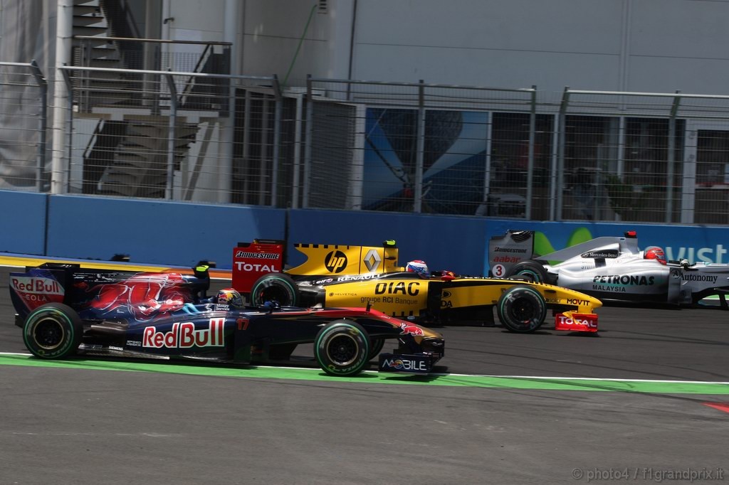 GP Europa, Gara, Jaime Alguersuari (SPA), Scuderia Toro Rosso, STR5, Vitaly Petrov (RUS), Renault F1 Team, R30 e Michael Schumacher (GER), Mercedes GP  F1 Team, MGP W01 