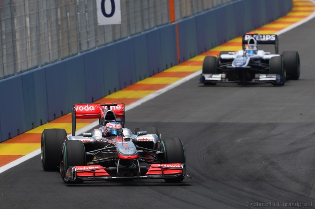 GP Europa, Gara, Jenson Button (GBR), McLaren  Mercedes, MP4-25 davanti a Rubens Barrichello (BRA), Williams, FW32 