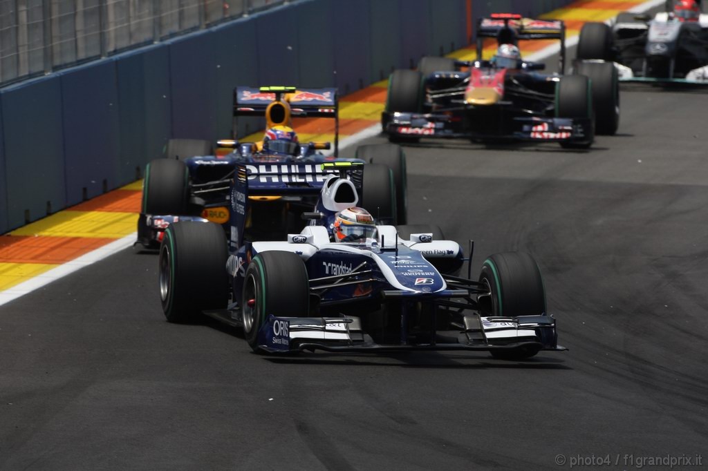 GP Europa, Gara, Nico Hulkenberg (GER), Williams, FW32 davanti a Mark Webber (AUS), Red Bull Racing, RB6 