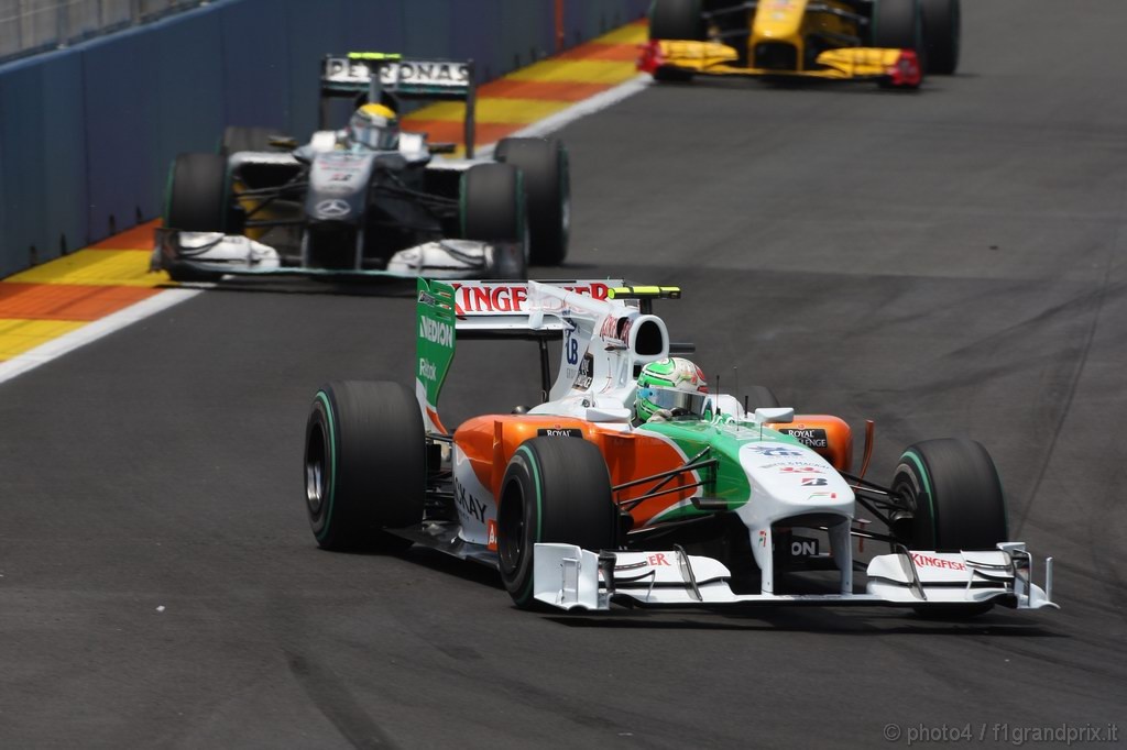 GP Europa, Gara, Vitantonio Liuzzi (ITA), Force India F1 Team, VJM03 davanti a Nico Rosberg (GER), Mercedes GP F1 Team, MGP W01 