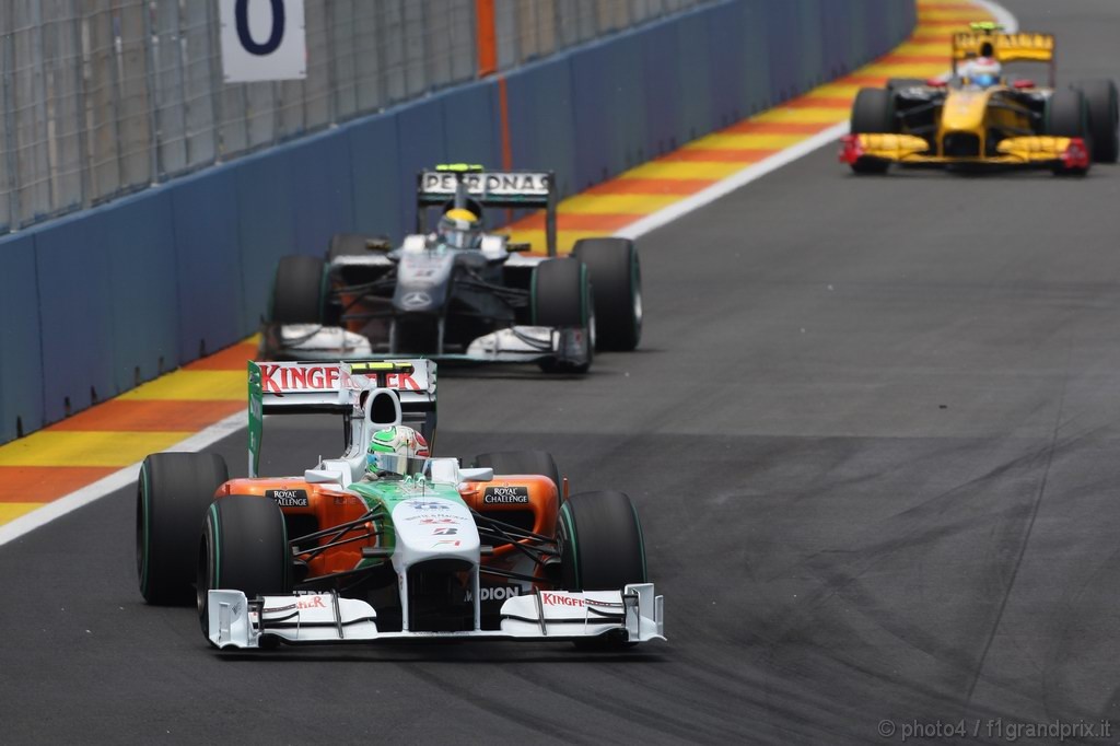 GP Europa, Gara, Vitantonio Liuzzi (ITA), Force India F1 Team, VJM03 davanti a Nico Rosberg (GER), Mercedes GP F1 Team, MGP W01 