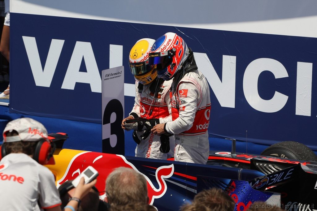 GP Europa, Gara, Jenson Button (GBR), McLaren  Mercedes, MP4-25 terzo e Lewis Hamilton (GBR), McLaren  Mercedes, MP4-25 secondo 