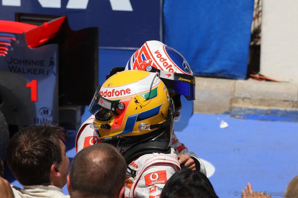 GP Europa, Gara, Lewis Hamilton (GBR), McLaren  Mercedes, MP4-25 secondo e Jenson Button (GBR), McLaren  Mercedes, MP4-25 terzo 