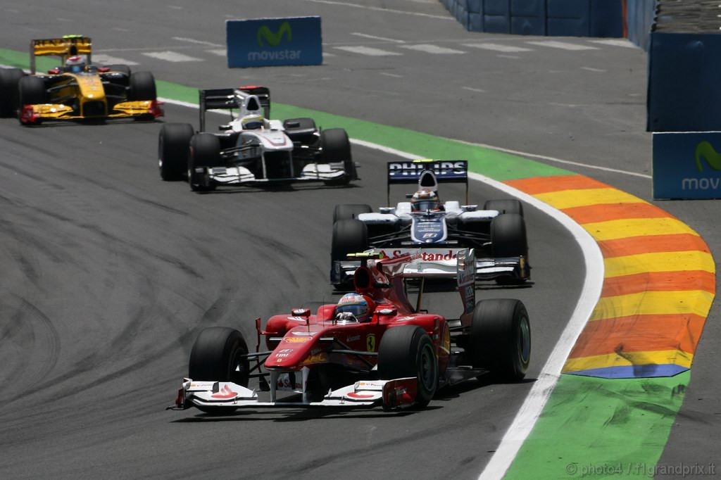 GP Europa, Gara, Fernando Alonso (ESP), Ferrari, F10 davanti a Nico Hulkenberg (GER), Williams, FW32 