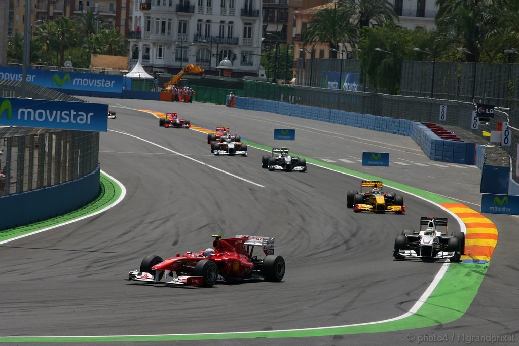 GP Europa, Gara, Fernando Alonso (ESP), Ferrari, F10 davanti a Pedro de la Rosa (ESP), BMW Sauber F1 Team, C29 