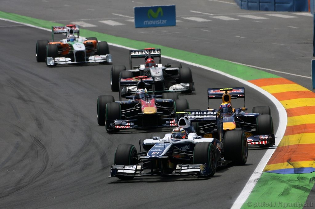 GP Europa, Gara, Nico Hulkenberg (GER), Williams, FW32 davanti a Mark Webber (AUS), Red Bull Racing, RB6 
