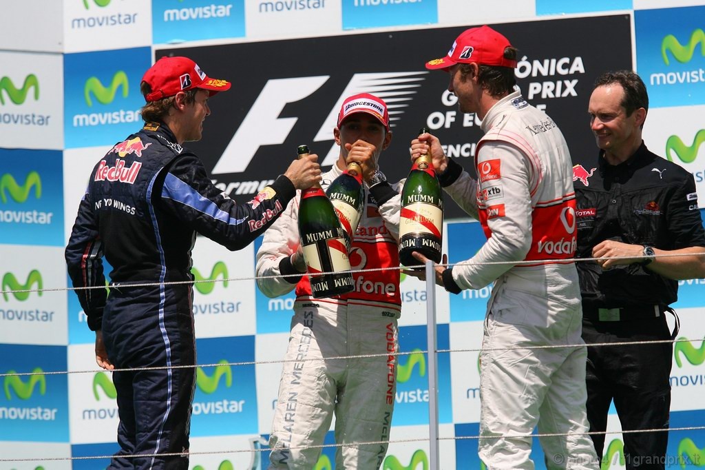 GP Europa, Gara, Sebastian Vettel (GER), Red Bull Racing, RB6 vincitore, Lewis Hamilton (GBR), McLaren  Mercedes, MP4-25 secondo e Jenson Button (GBR), McLaren  Mercedes, MP4-25 terzo 