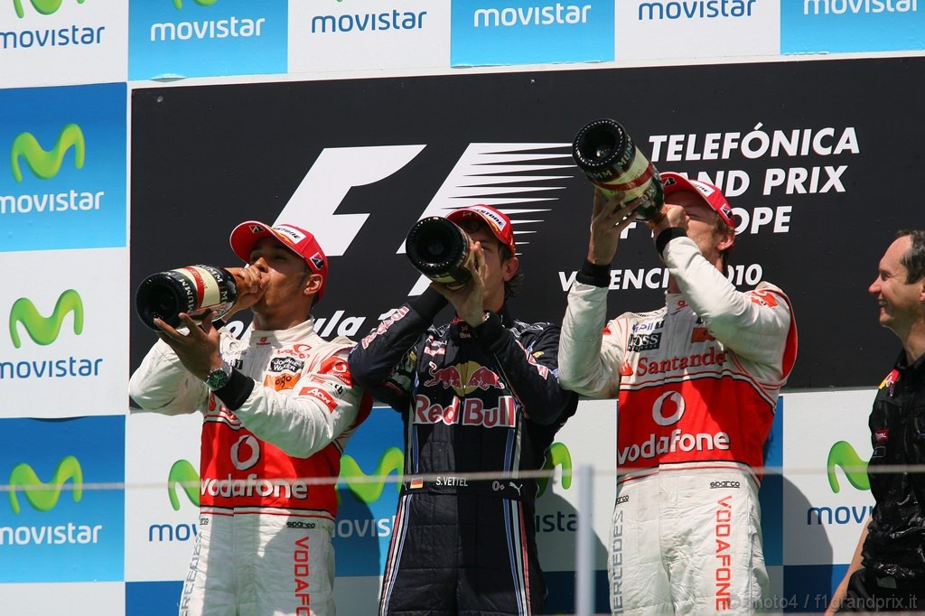 GP Europa, Gara, Sebastian Vettel (GER), Red Bull Racing, RB6 vincitore, Lewis Hamilton (GBR), McLaren  Mercedes, MP4-25 secondo e Jenson Button (GBR), McLaren  Mercedes, MP4-25 terzo 