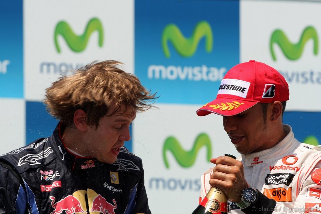 GP Europa, Gara, Sebastian Vettel (GER), Red Bull Racing, RB6 vincitore e Lewis Hamilton (GBR), McLaren  Mercedes, MP4-25 secondo 