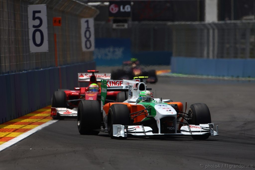 GP Europa, Gara, Vitantonio Liuzzi (ITA), Force India F1 Team, VJM03 davanti a Felipe Massa (BRA), Ferrari, F10 