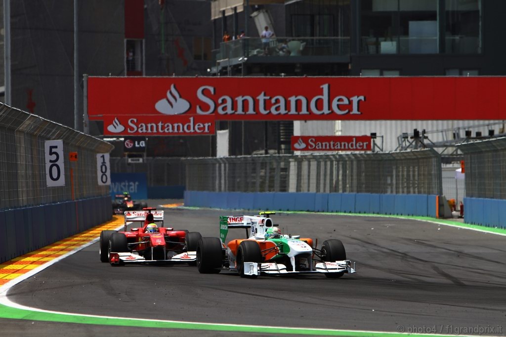 GP Europa, Gara, Vitantonio Liuzzi (ITA), Force India F1 Team, VJM03 davanti a Felipe Massa (BRA), Ferrari, F10 