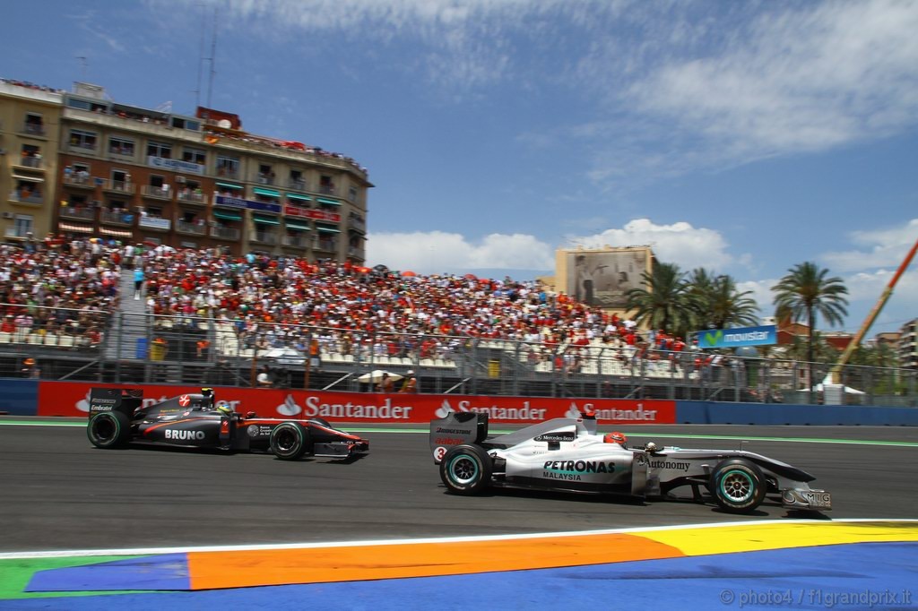 GP Europa, Gara, Michael Schumacher (GER), Mercedes GP  F1 Team, MGP W01 e Bruno Senna (BRA), Hispania Racing F1 Team (HRT), F110 
