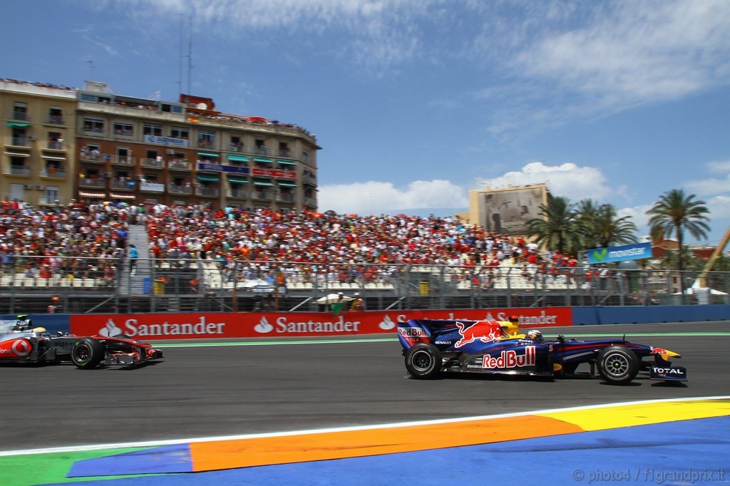 GP Europa, Gara, Sebastian Vettel (GER), Red Bull Racing, RB6 davanti a Lewis Hamilton (GBR), McLaren  Mercedes, MP4-25 