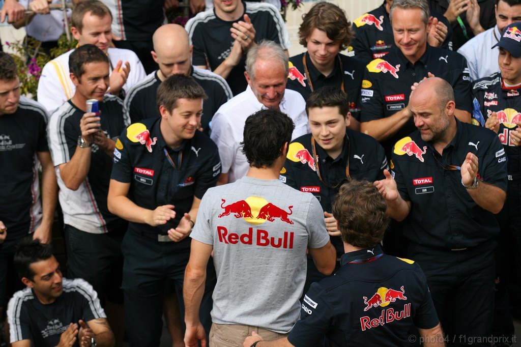 GP Europa, Mark Webber (AUS), Red Bull Racing, RB6 e his team after race