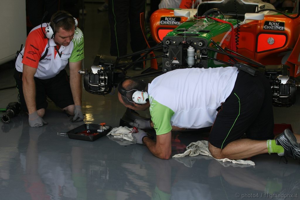 GP Europa, Prove Libere 1, Venerdi', meccanici work on the cars 