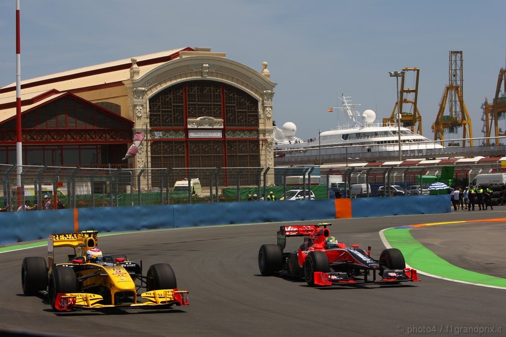 GP Europa, Prove Libere 2, Venerdi', Vitaly Petrov (RUS), Renault F1 Team, R30 e Lucas Di Grassi (BRA), Virgin Racing, VR-01 