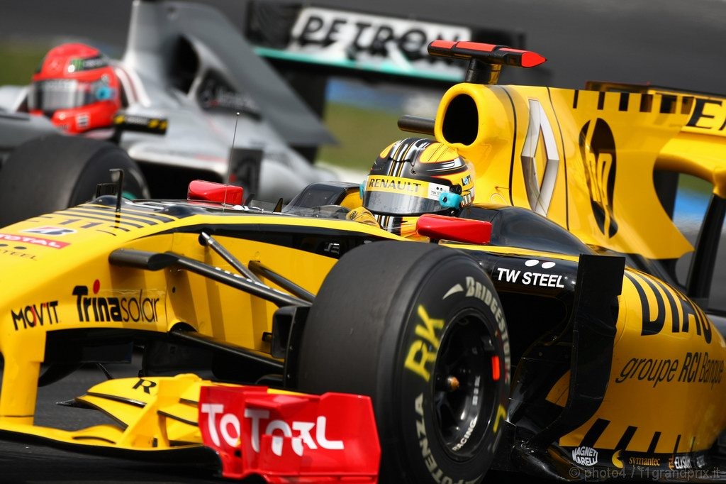 GP Germania, Gara, Robert Kubica (POL), Renault F1 Team, R30 e Michael Schumacher (GER), Mercedes GP  F1 Team, MGP W01 