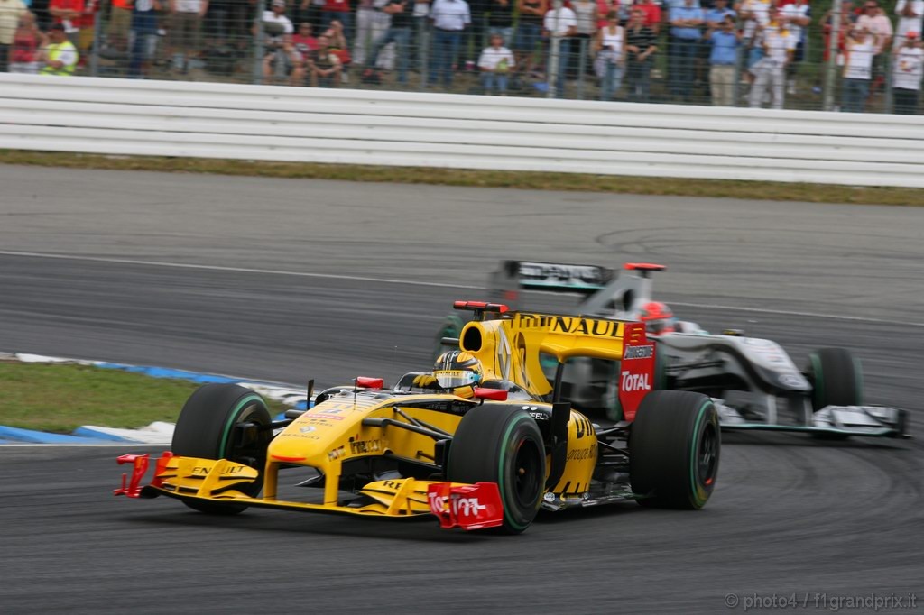 GP Germania, Gara, Robert Kubica (POL), Renault F1 Team, R30 davanti a Michael Schumacher (GER), Mercedes GP F1 Team, MGP W01