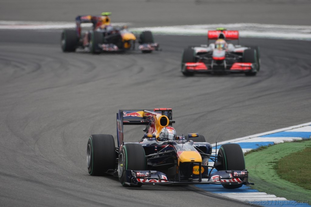GP Germania, Gara, Sebastian Vettel (GER), Red Bull Racing, RB6 davanti a Lewis Hamilton (GBR), McLaren Mercedes, MP4-25