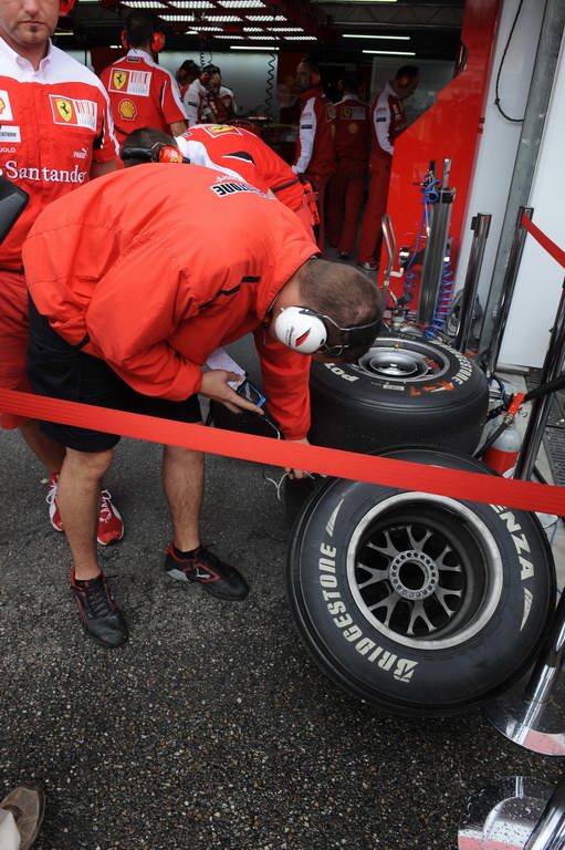 GP Germania, GERMAN GRAND PRIX F1/2010 -  HOCKENHEIM 24/07/2010 - BRIDGESTONE TECHNICIAN
© FOTO ERCOLE COLOMBO 