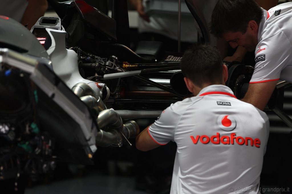 GP Germania, Prove Libere 2, Venerdi', meccanici work on the car of Lewis Hamilton (GBR), McLaren  Mercedes, MP4-25 
