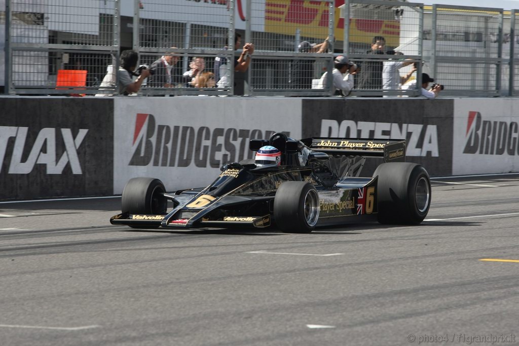 GP Giappone, Domenica, Takuma Sato (JPN) drives the 1976 Lotus Ford of Gunnar Nilson