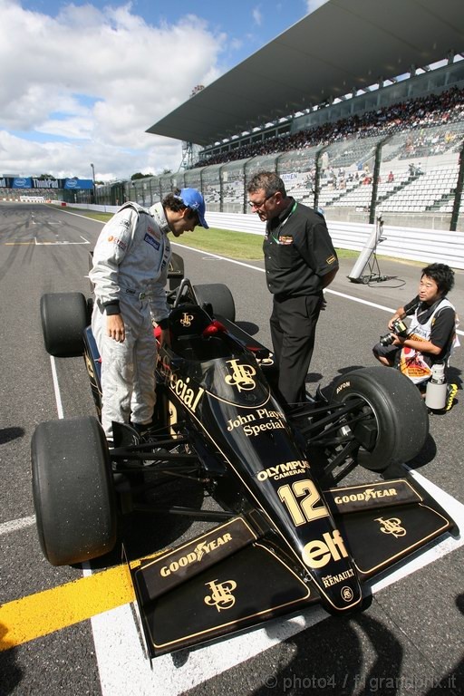 GP Giappone, Domenica, Bruno Senna (BRA), Hispania Racing F1 Team HRT drives the 1986 Lotus Renault Turbo of Ayrton Senna
