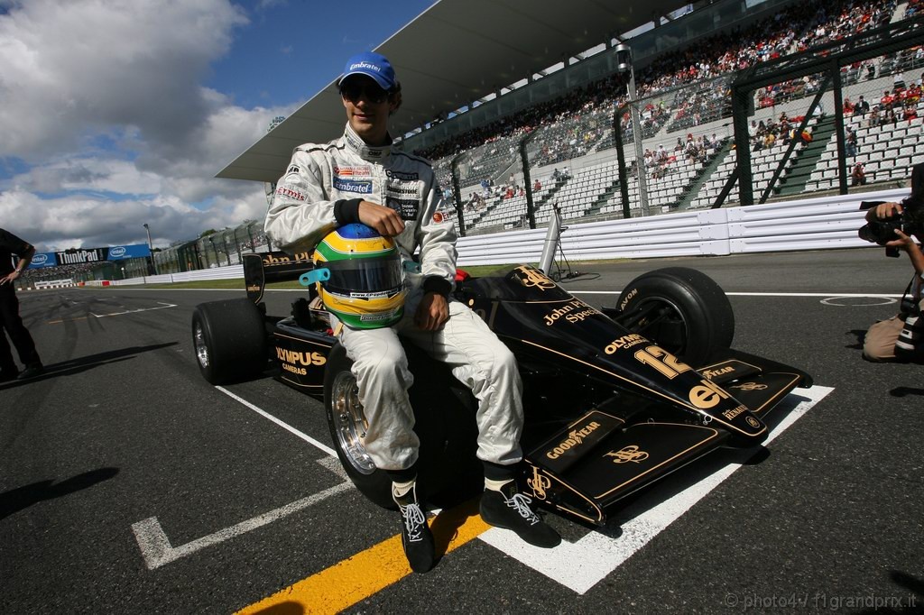 GP Giappone, Domenica, Bruno Senna (BRA), Hispania Racing F1 Team HRT drives the 1986 Lotus Renault Turbo of Ayrton Senna