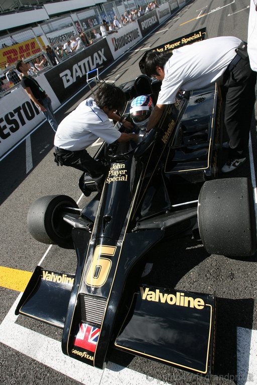 GP Giappone, Domenica, Bruno Senna (BRA), Hispania Racing F1 Team HRT drives the 1986 Lotus Renault Turbo of Ayrton Senna