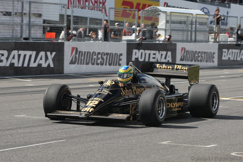 GP Giappone, Domenica, Bruno Senna (BRA), Hispania Racing F1 Team HRT drives the 1986 Lotus Renault Turbo of Ayrton Senna
