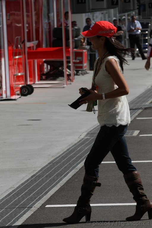 GP Giappone, Domenica, ragazza nel paddock