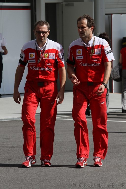 GP Giappone, Domenica, Stefano Domenicali (ITA), Head of the Gestione Sportiva e Aldo Costa (ITA), Technical Director, Ferrari   