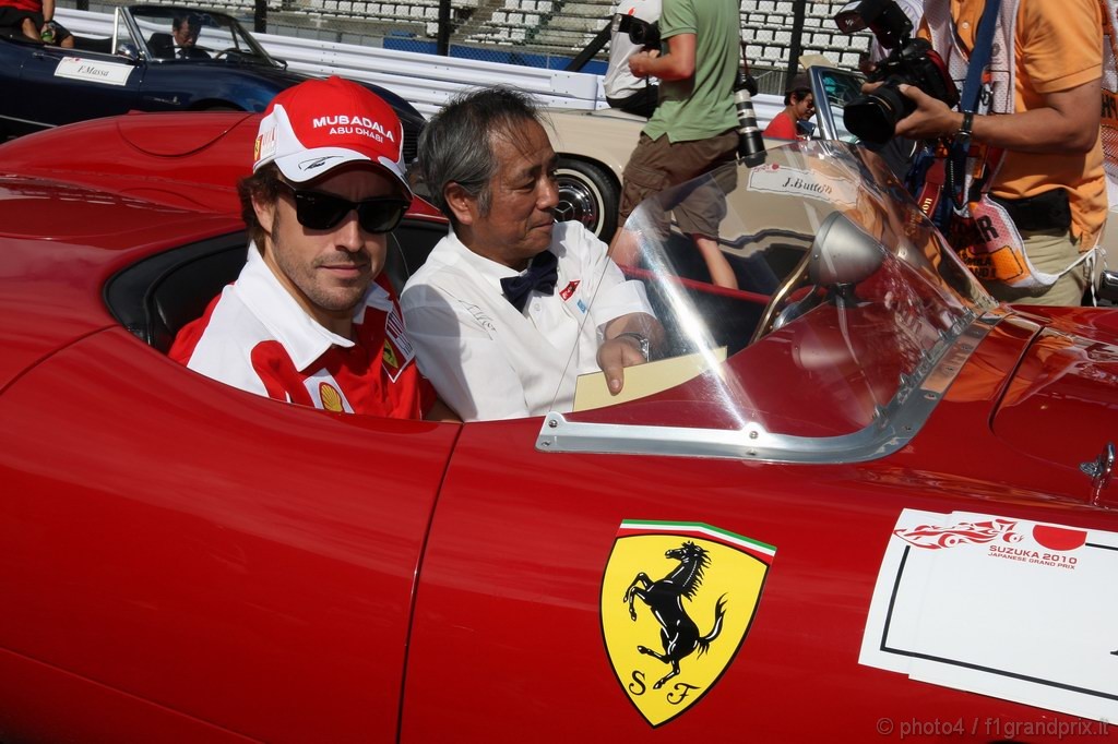 GP Giappone, Domenica, Fernando Alonso (ESP), Ferrari, F10 at drivers parade