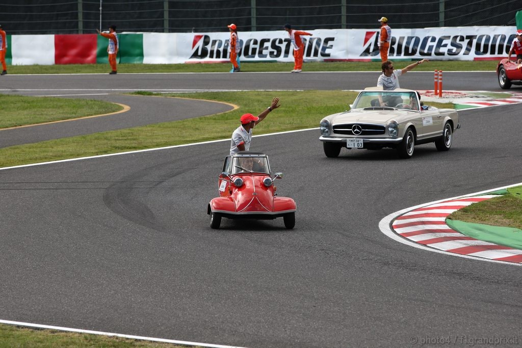 GP Giappone, Domenica, Lewis Hamilton (GBR), McLaren  Mercedes, MP4-25 at drivers parade  