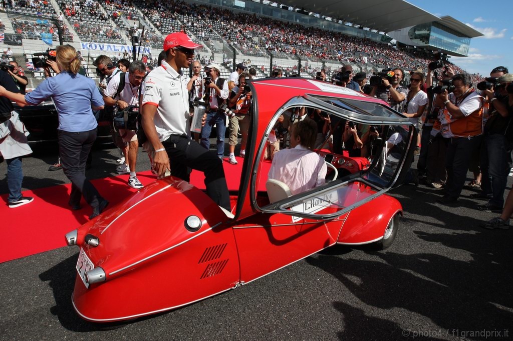 GP Giappone, Domenica, Lewis Hamilton (GBR), McLaren  Mercedes, MP4-25  at drivers parade