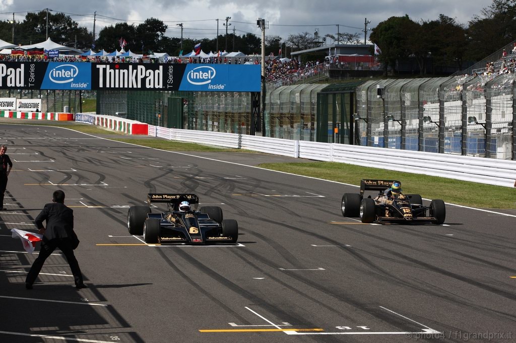 GP Giappone, Domenica, Takuma Sato (JPN) drives the 1976 Lotus Ford of Gunnar Nilson e Bruno Senna (BRA), Hispania Racing F1 Team HRT drives the 1986 Lotus Renault Turbo of Ayrton Senna