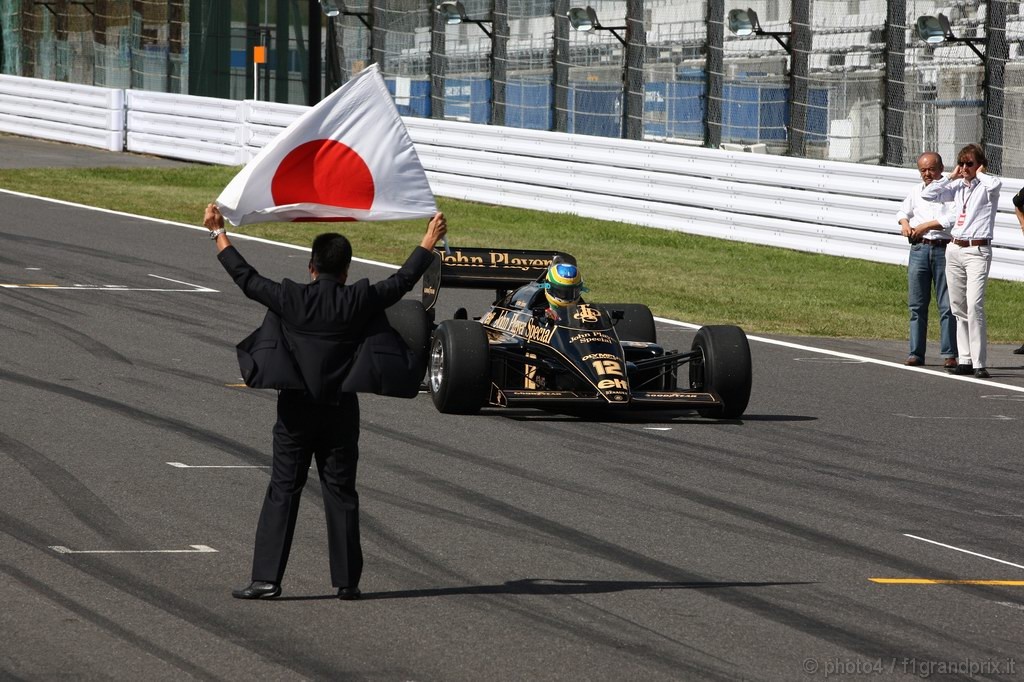 GP Giappone, Domenica, Bruno Senna (BRA), Hispania Racing F1 Team HRT drives the 1986 Lotus Renault Turbo of Ayrton Senna