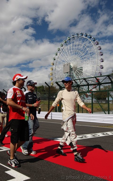 GP Giappone, Domenica, Felipe Massa (BRA), Ferrari, F10,Rubens Barrichello (BRA), Williams, FW32 e Bruno Senna (BRA), Hispania Racing F1 Team (HRT), F110  at drivers parade
