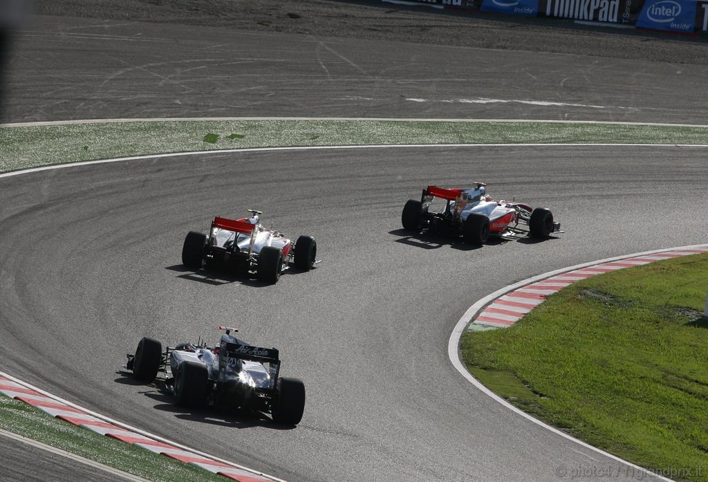 GP Giappone, Gara, Jenson Button (GBR), McLaren  Mercedes, MP4-25 davanti a Lewis Hamilton (GBR), McLaren  Mercedes, MP4-25 