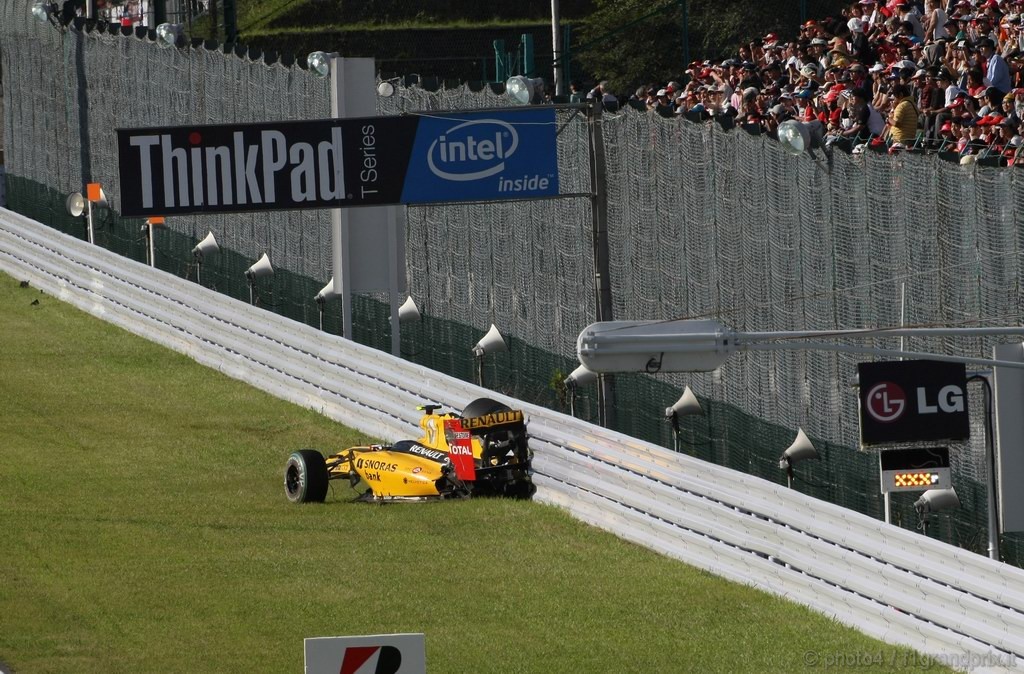 GP Giappone, Gara, Vitaly Petrov (RUS), Renault F1 Team, R30 crash 